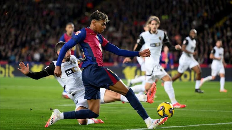 Valencia gặp khó khi tiếp đón Barcelona